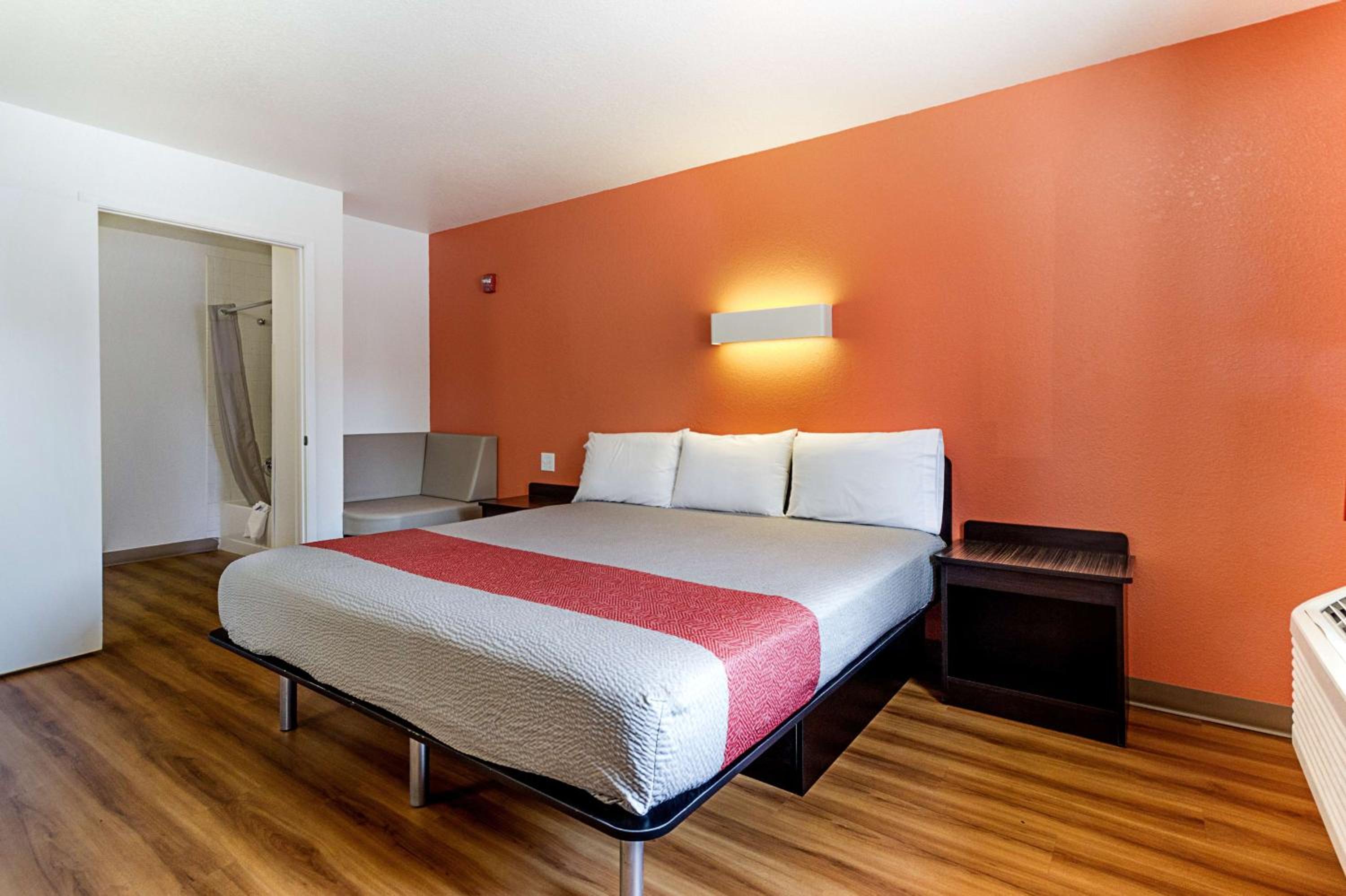 ROOM, KING BED, ACCESSIBLE