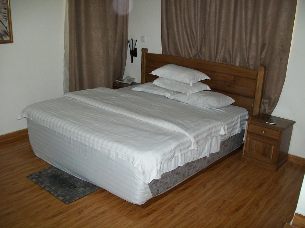 Ampomaah Hotel 5/45