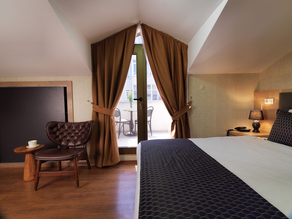 STANDARD, DOUBLE OR TWIN BED, BALCONY