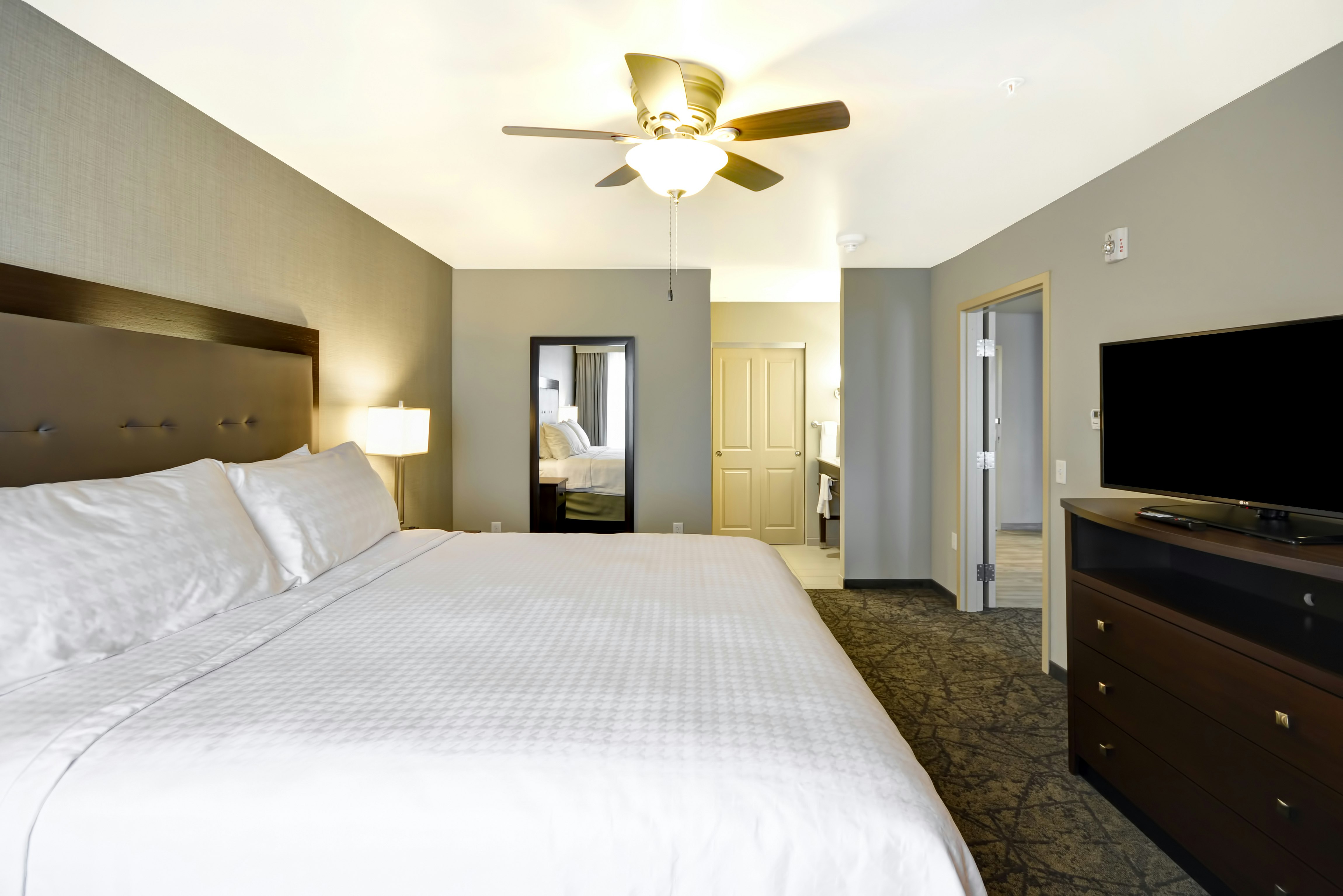 1 BEDROOM, SUITE, KING BED