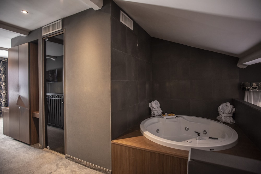 The Building Hotel 26/71