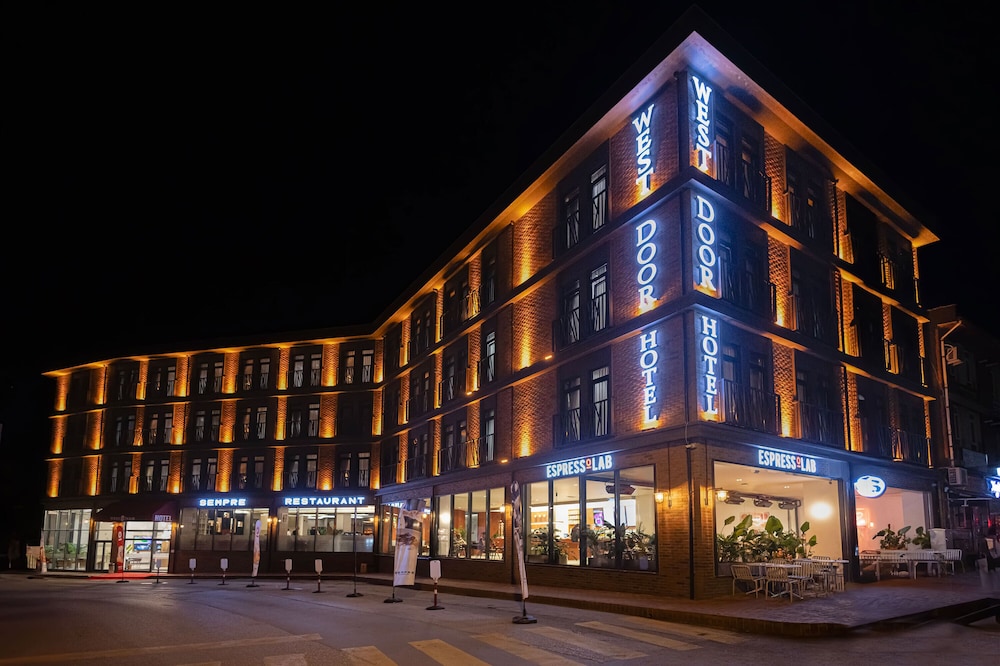 Westdoor Hotel 3/50