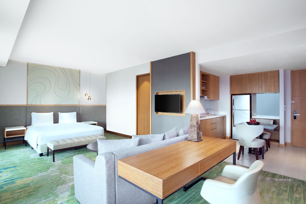 Studio, Suite, King Bed, Golf Course View