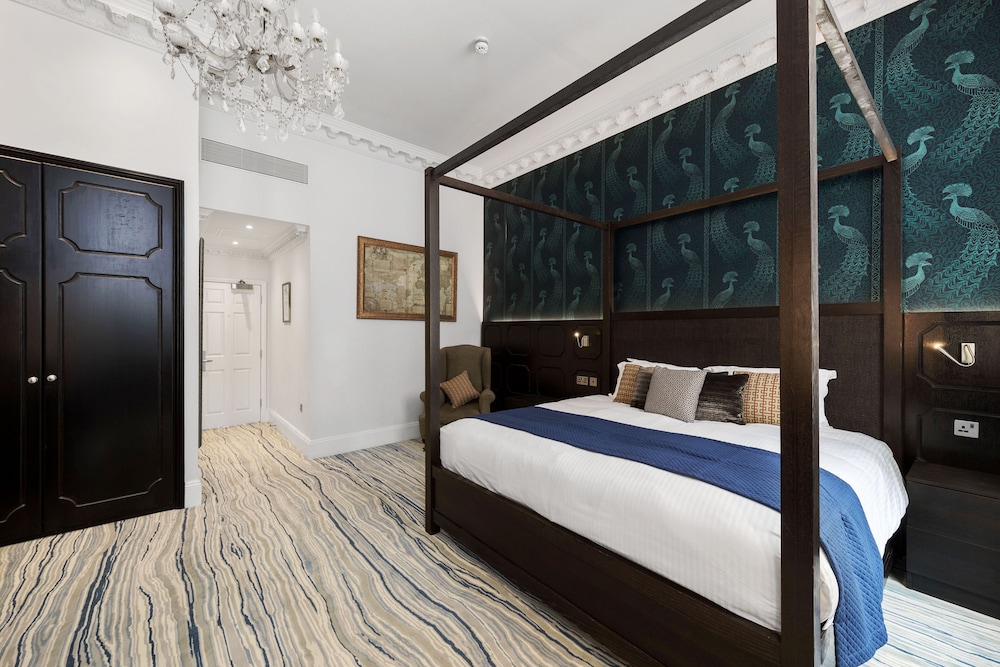 Commodore Hotel London 25/55