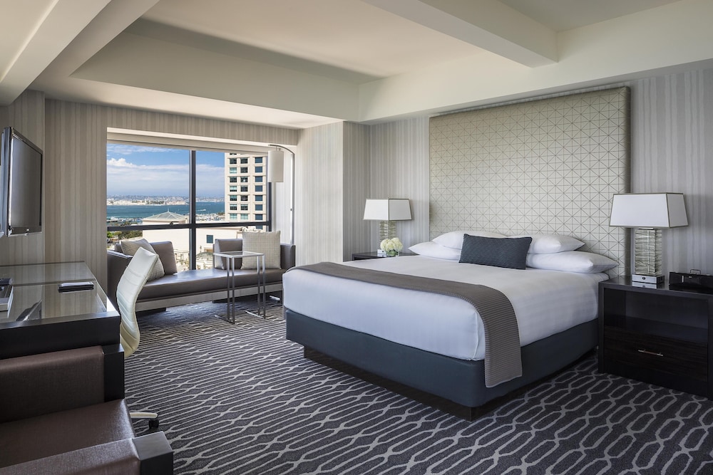 ROOM, KING BED