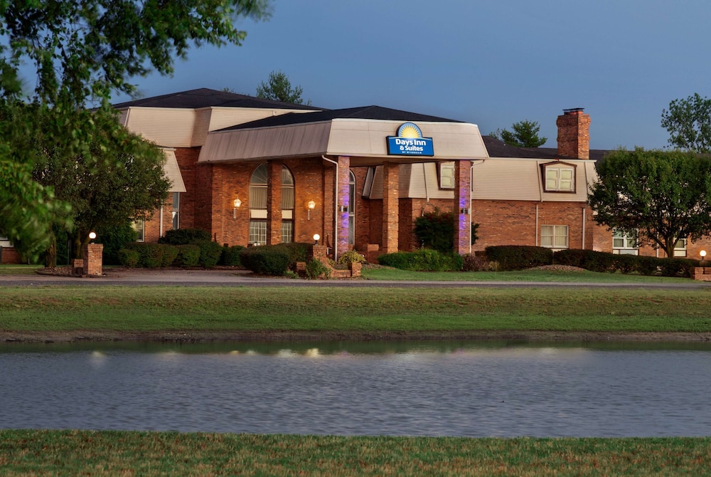 Days Inn & Suites by Wyndham Sikeston 2/51