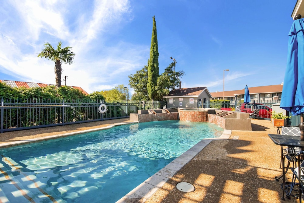 Quality Inn Near Lake Marble Falls 1/42