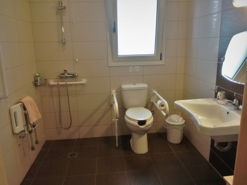 Aksos suites Accessible Accommodation 42/44