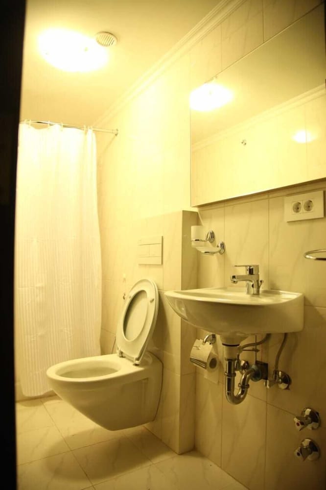 ONE TO ONE HOTEL 51/53