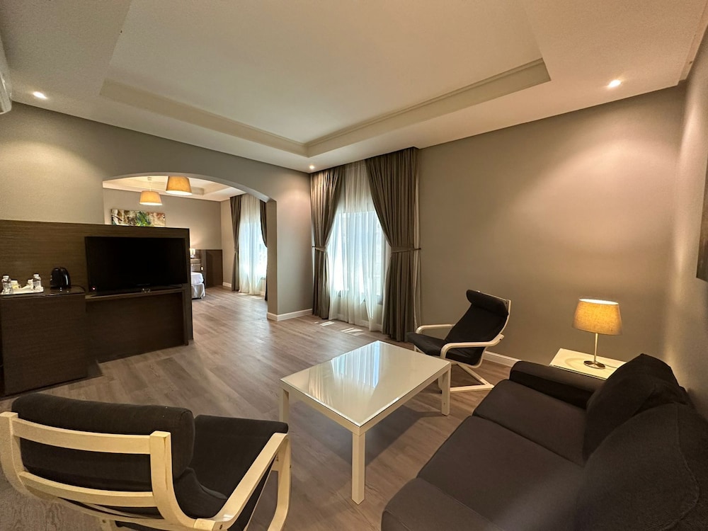 كورنيش لورين سويتس(Loren Suites Corniche) 35/50