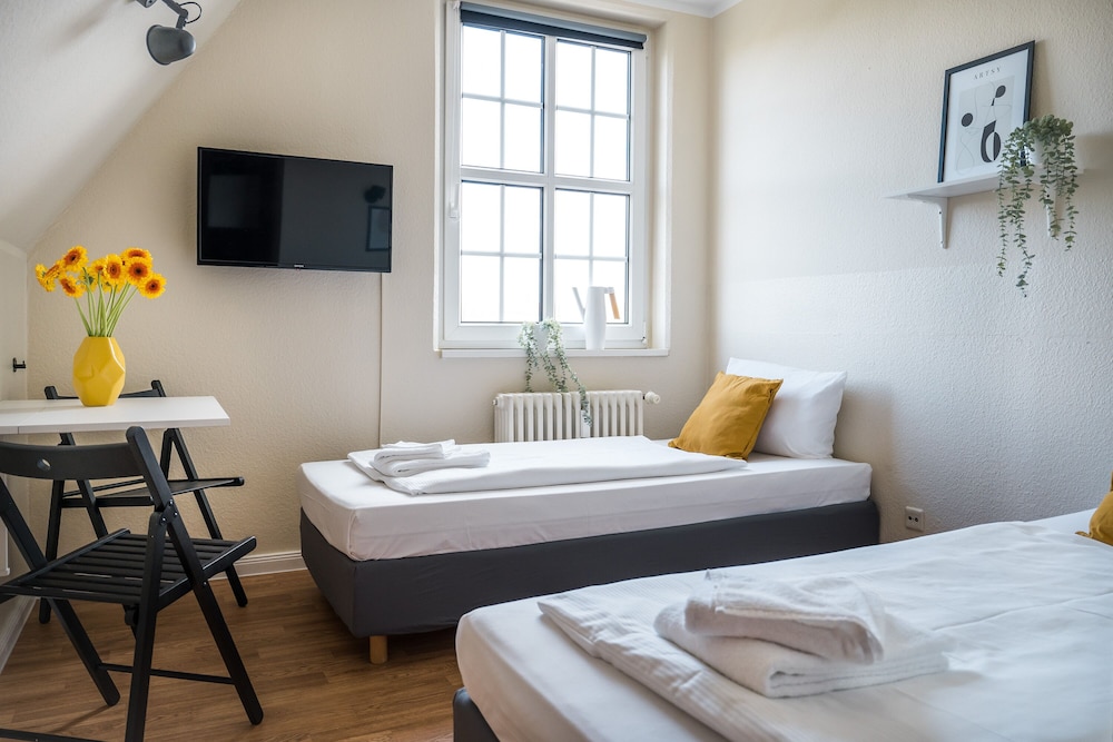 COMFORT, TWIN BEDS