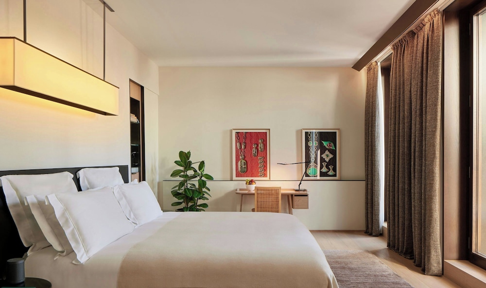 Deluxe, King Bed