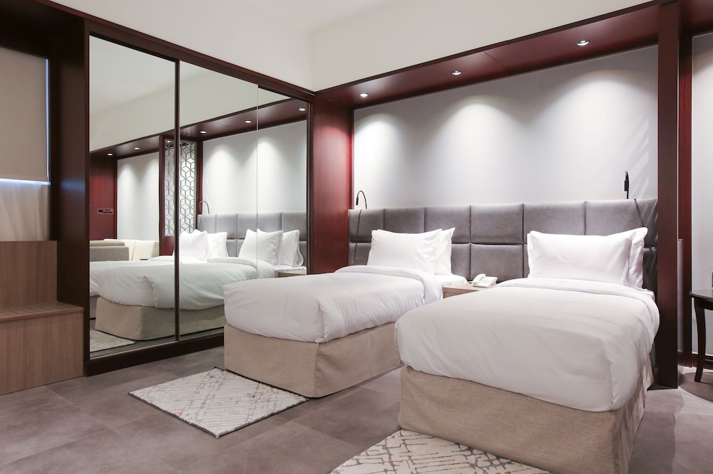STUDIO, SUITE, TWIN BEDS
