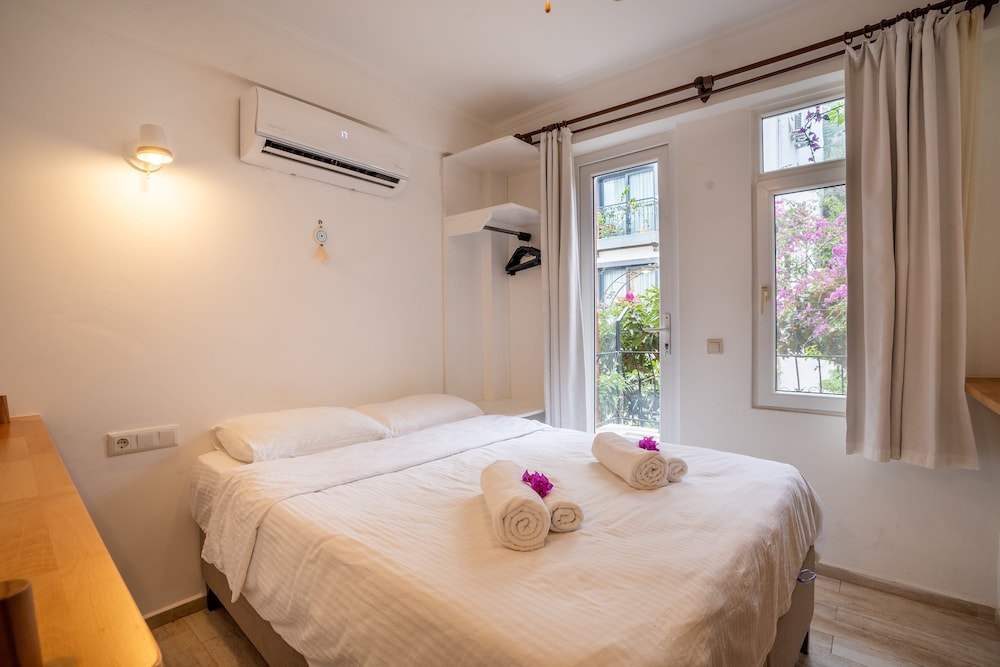 ROOM, SINGLE