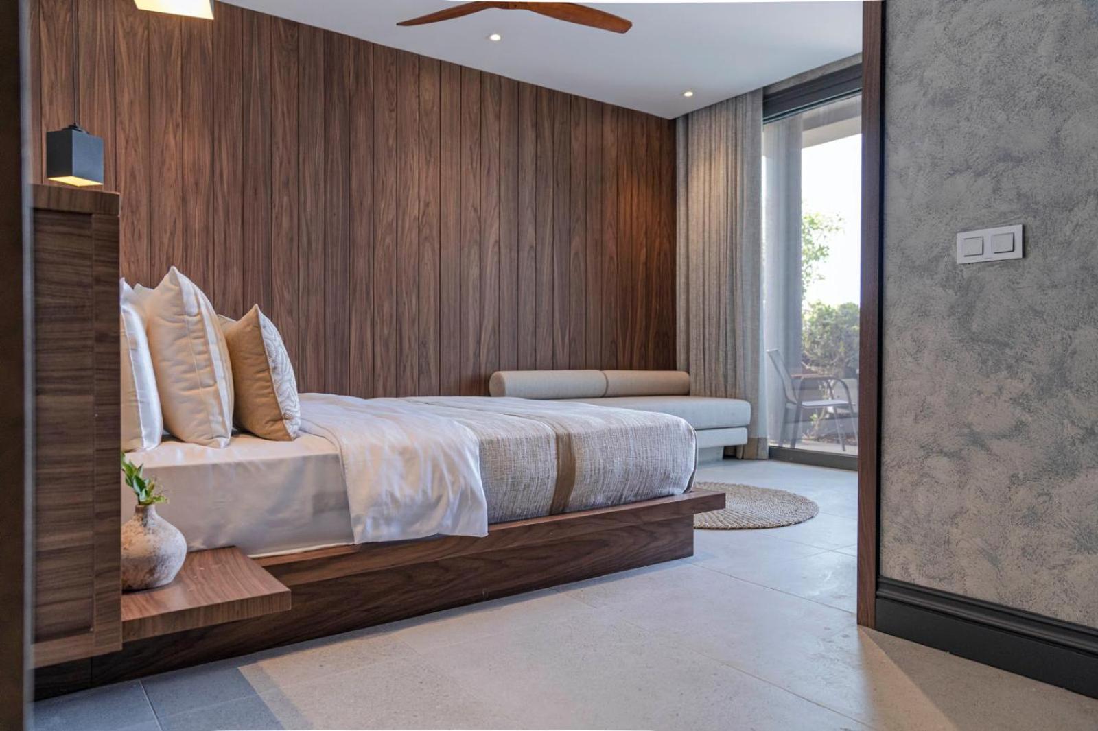 Executive, Suite