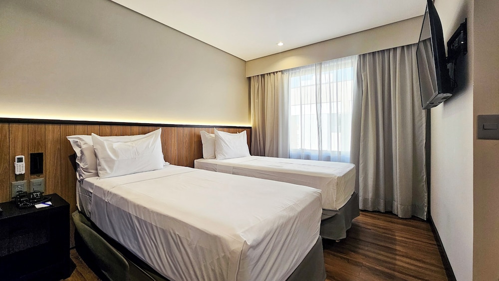 LUXURY, TWIN BEDS