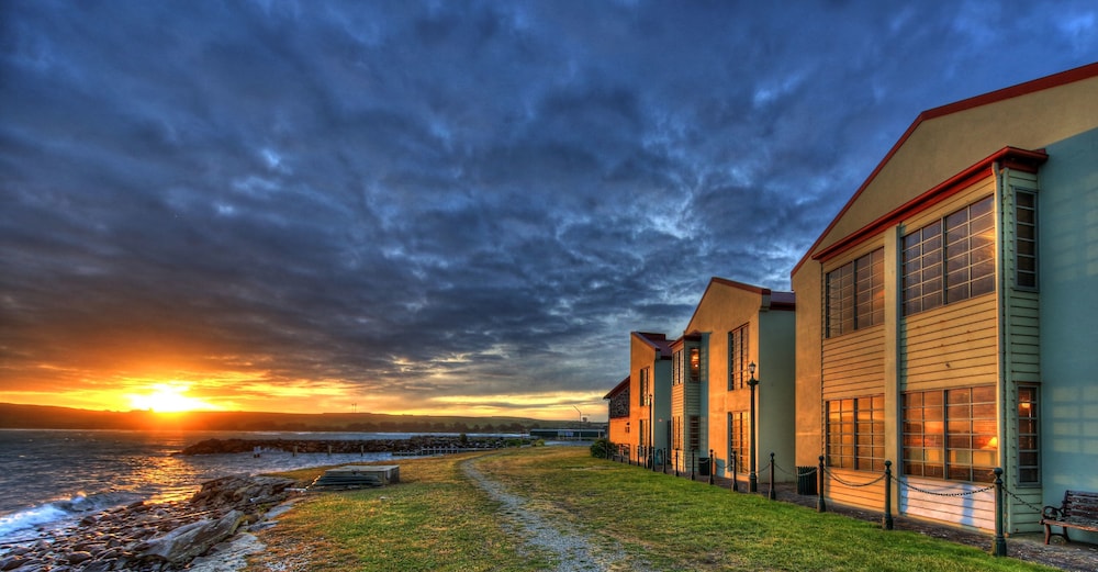 STANLEY VILLAGE WATERFRONT ACCOMMODATION 11/70