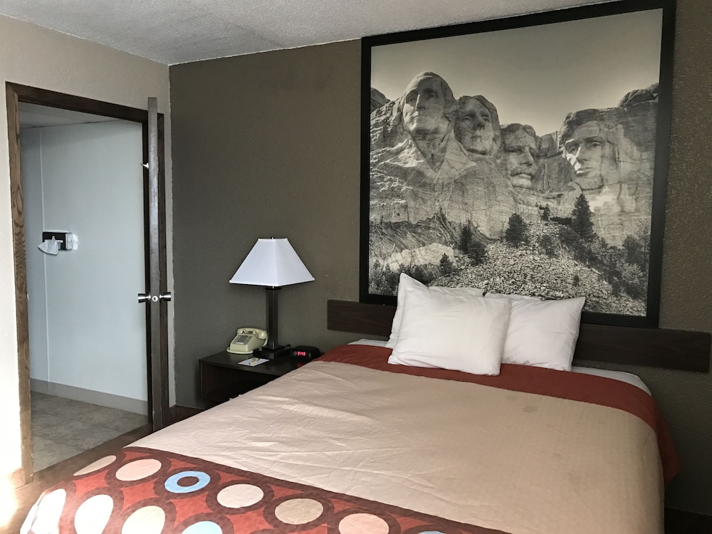 Super 8 by Wyndham Redfield 5/24