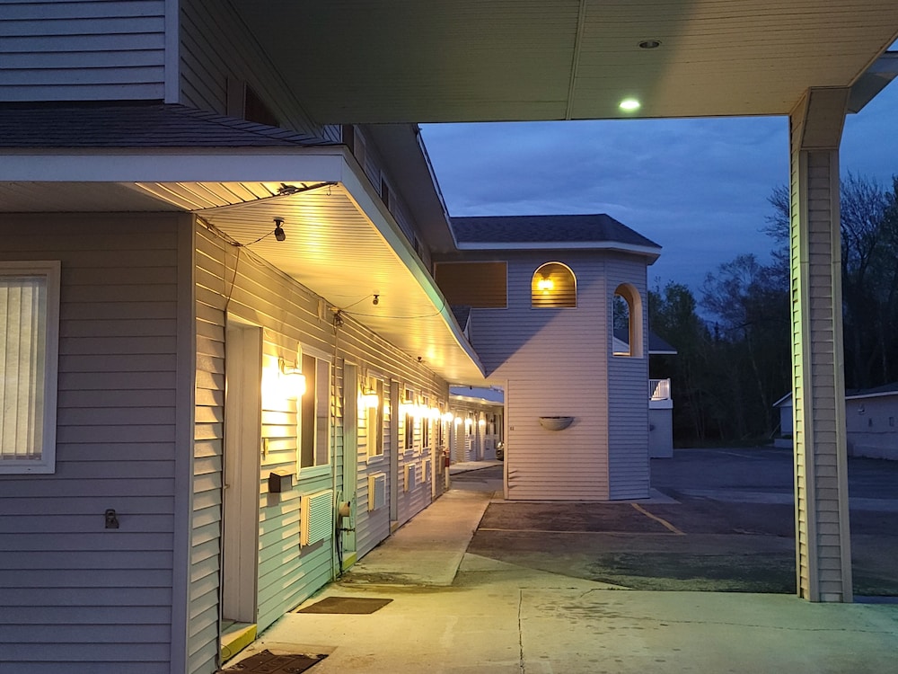 Mackinaw Budget Inn 10/50