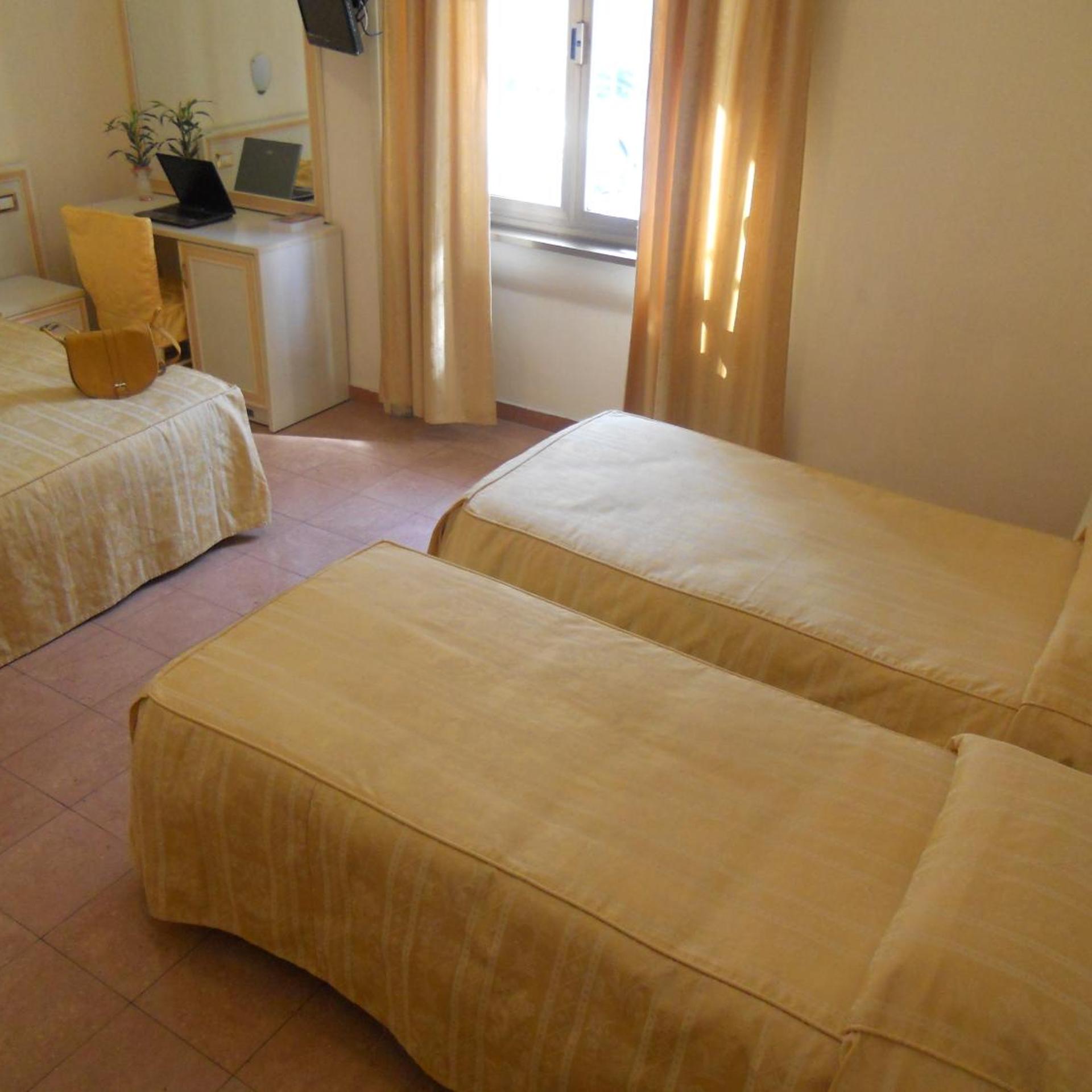 ROOM, QUADRUPLE