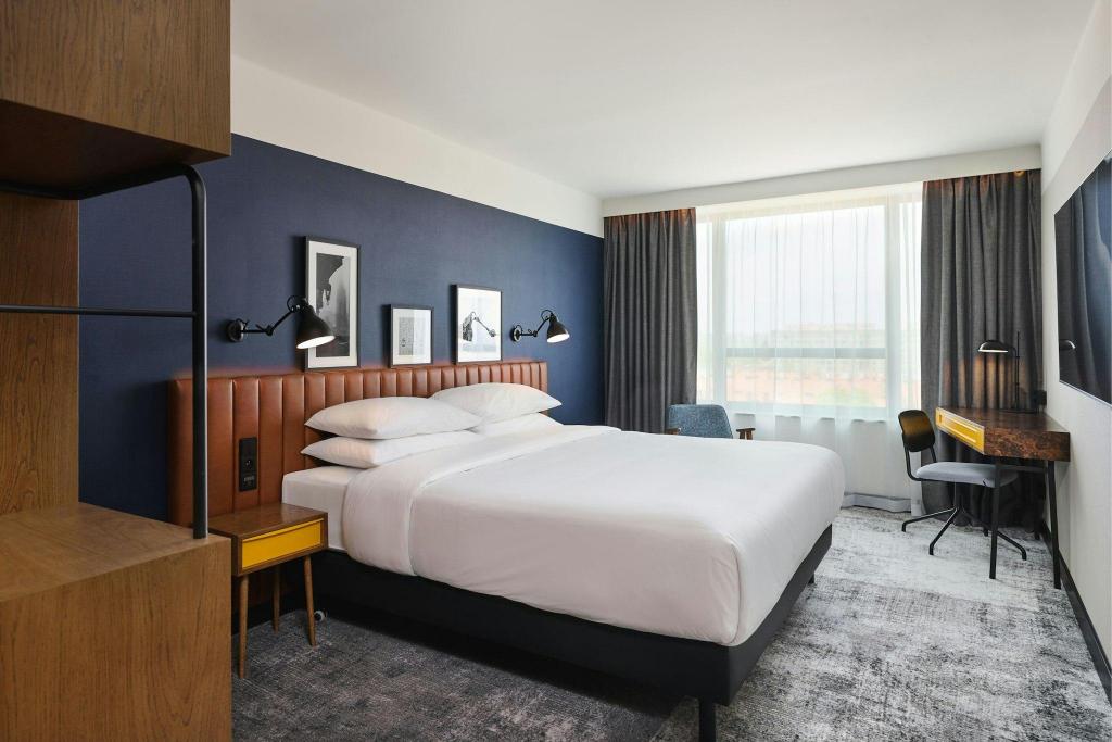Guest Room, Premium, King Bed, Skyline View