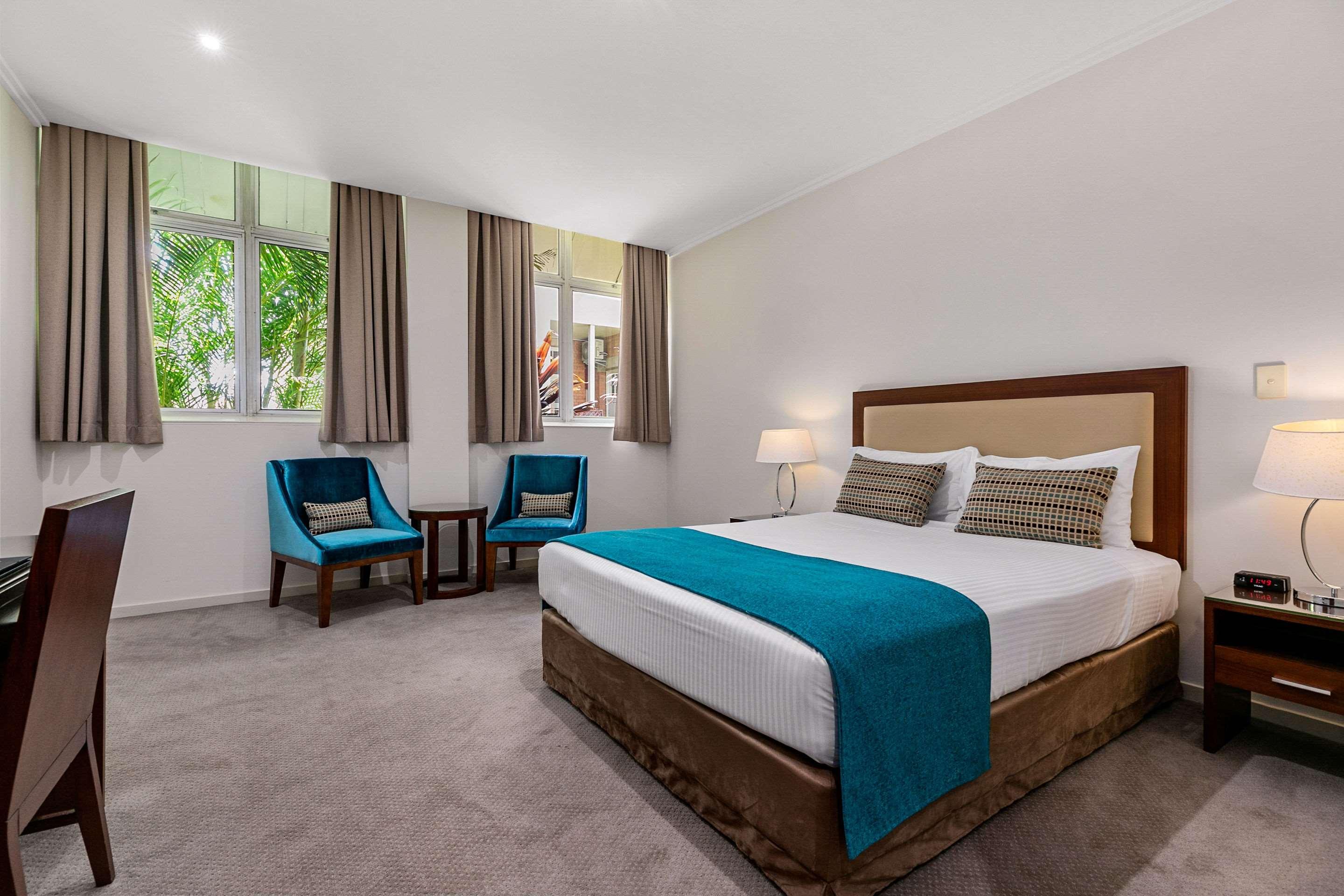 ROOM, QUEEN BED