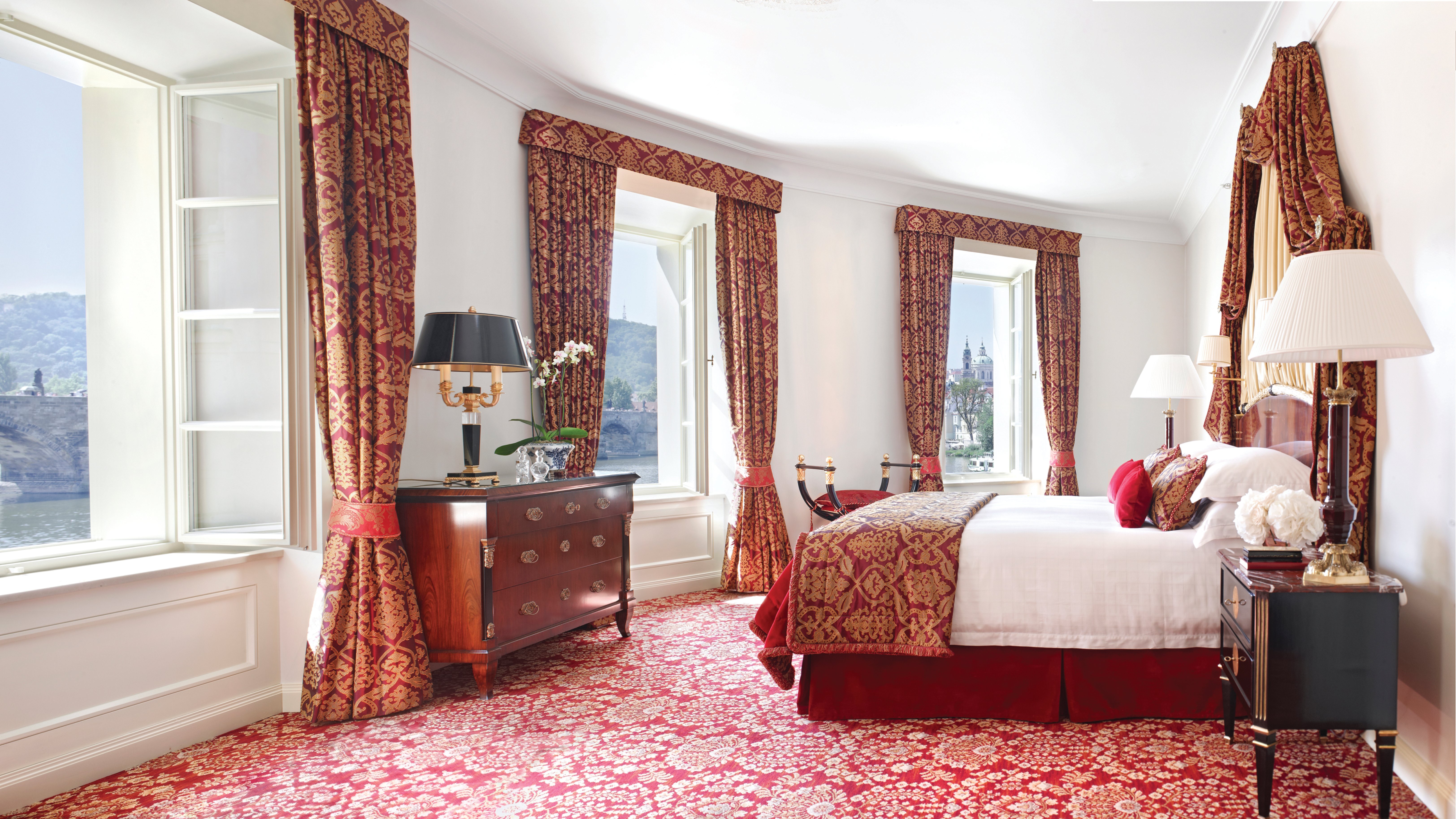Royal, Suite