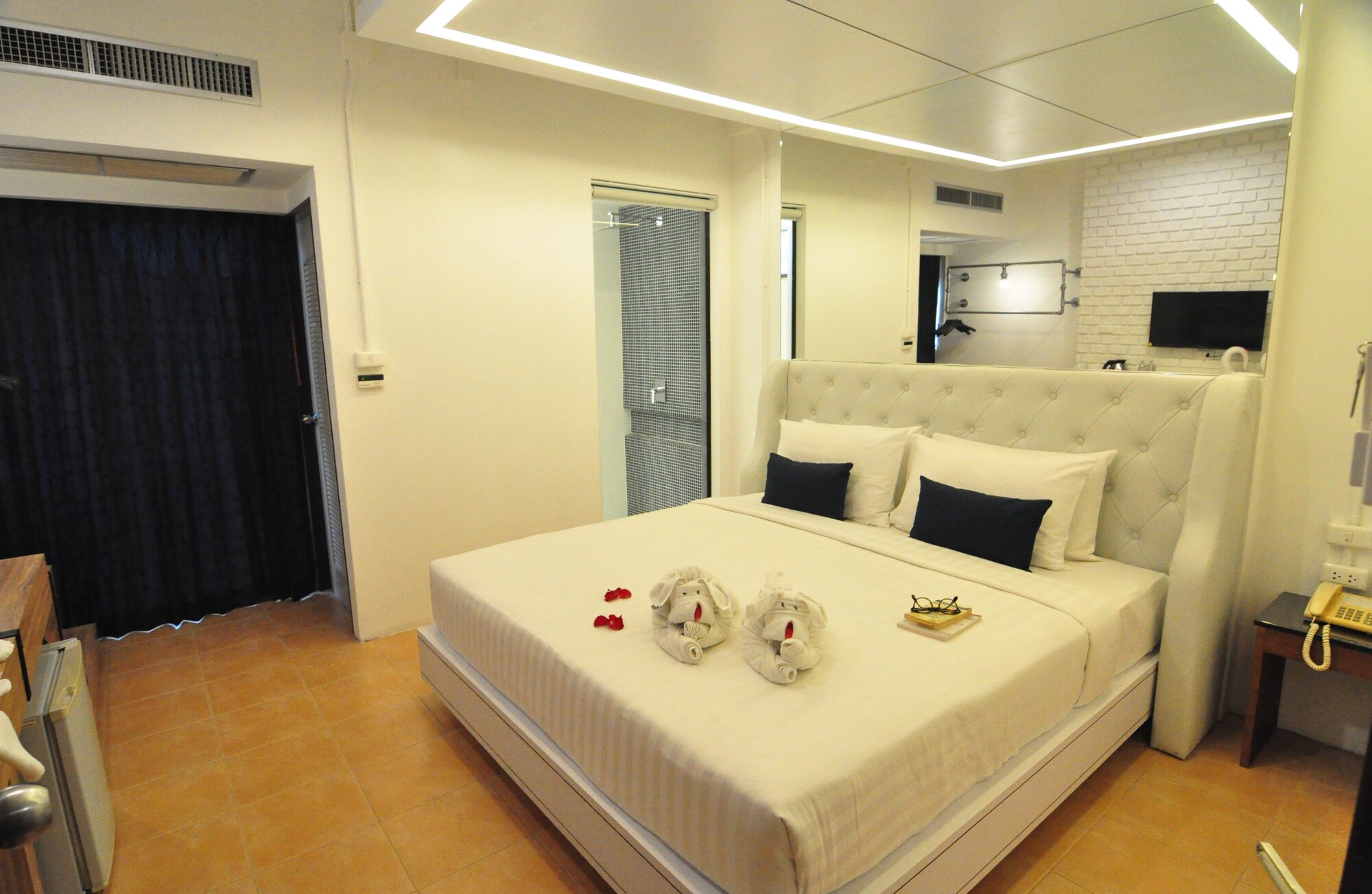 DELUXE, DOUBLE BED