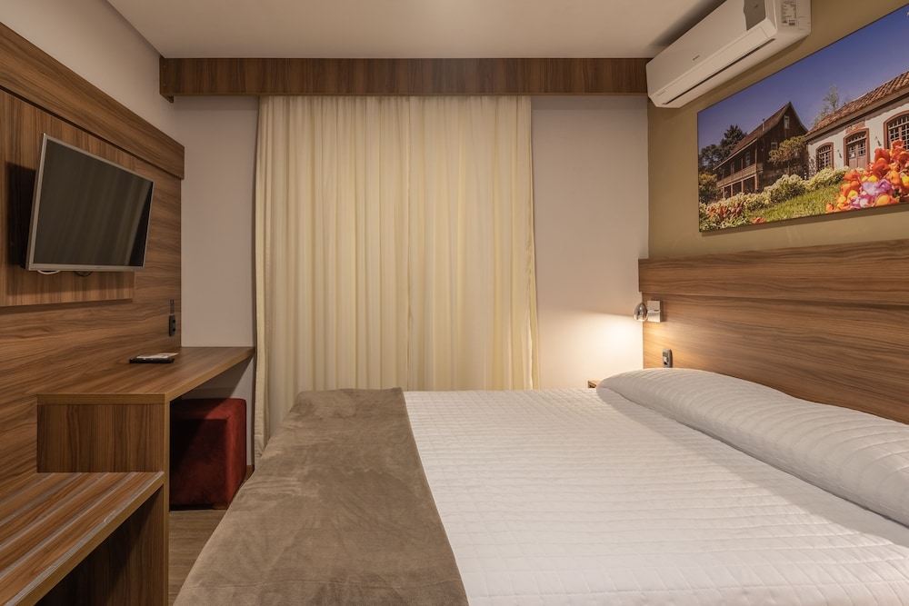 ROOM, QUEEN BED
