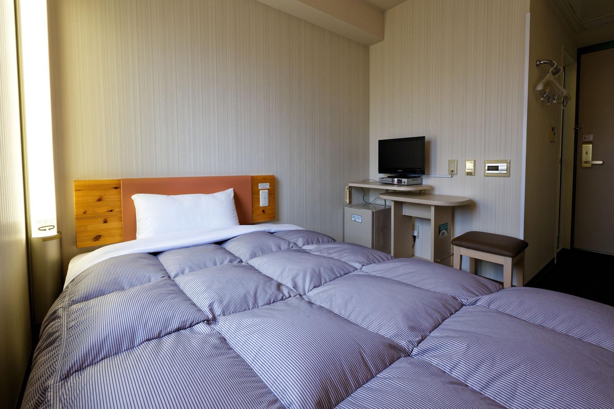 ROOM, SINGLE
