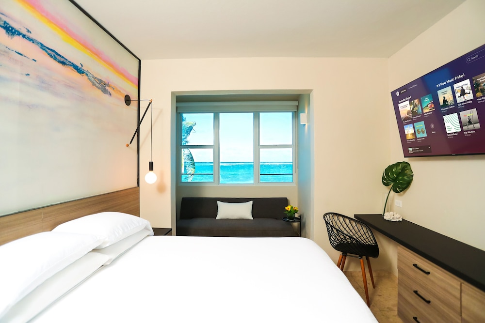 The Tryst Beachfront Hotel 5/50