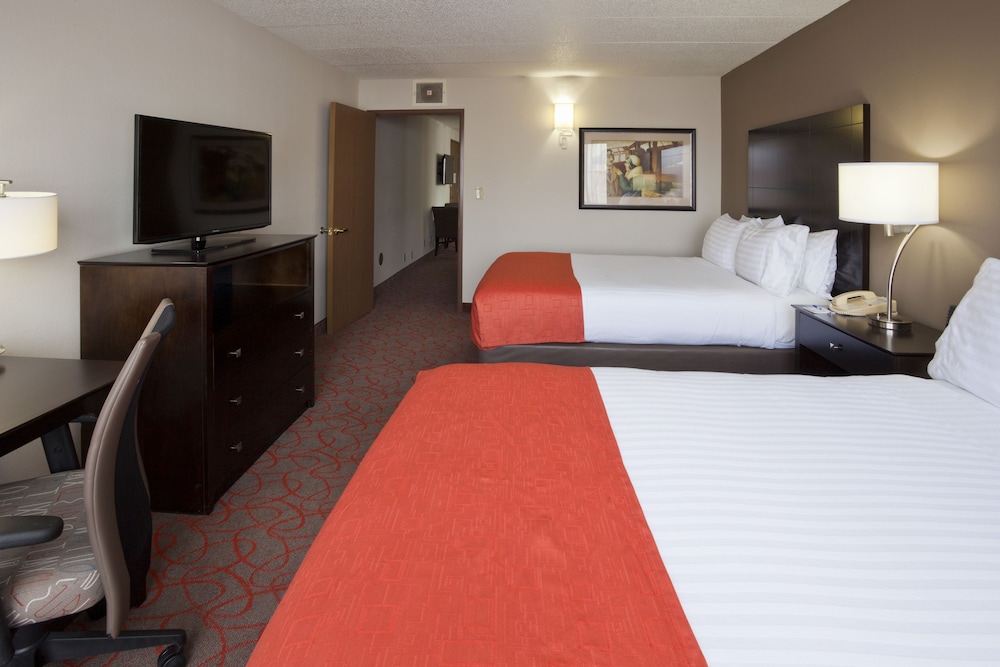Holiday Inn Express Hotel &amp; Suites BLOOMINGTON WEST 14/52