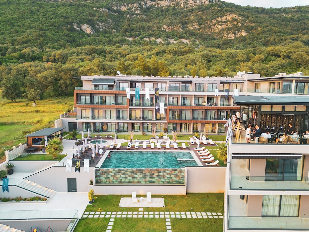 Royal Blue Resort & Residences 4/50