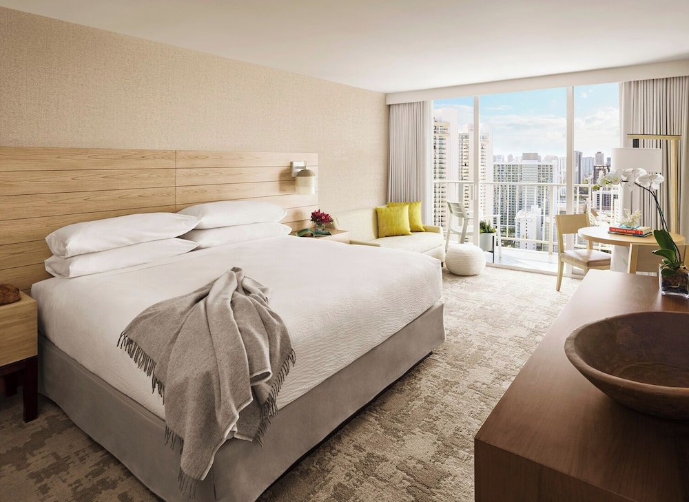 ROOM, KING BED, PARTIAL OCEAN VIEW