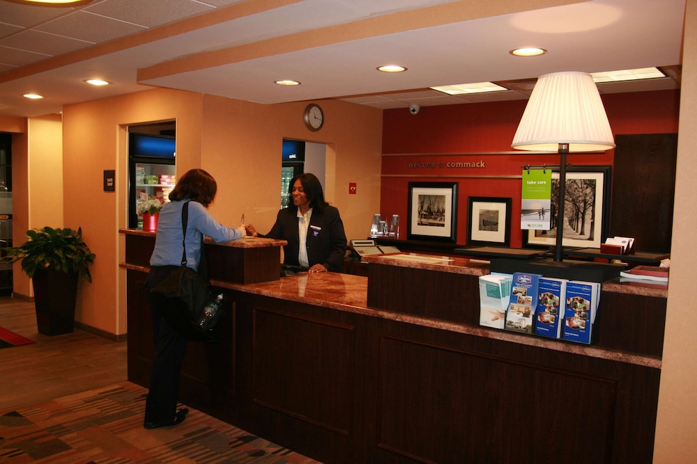 Lobby at Hampton Inn Long Island/Commack, COMMACK - NY