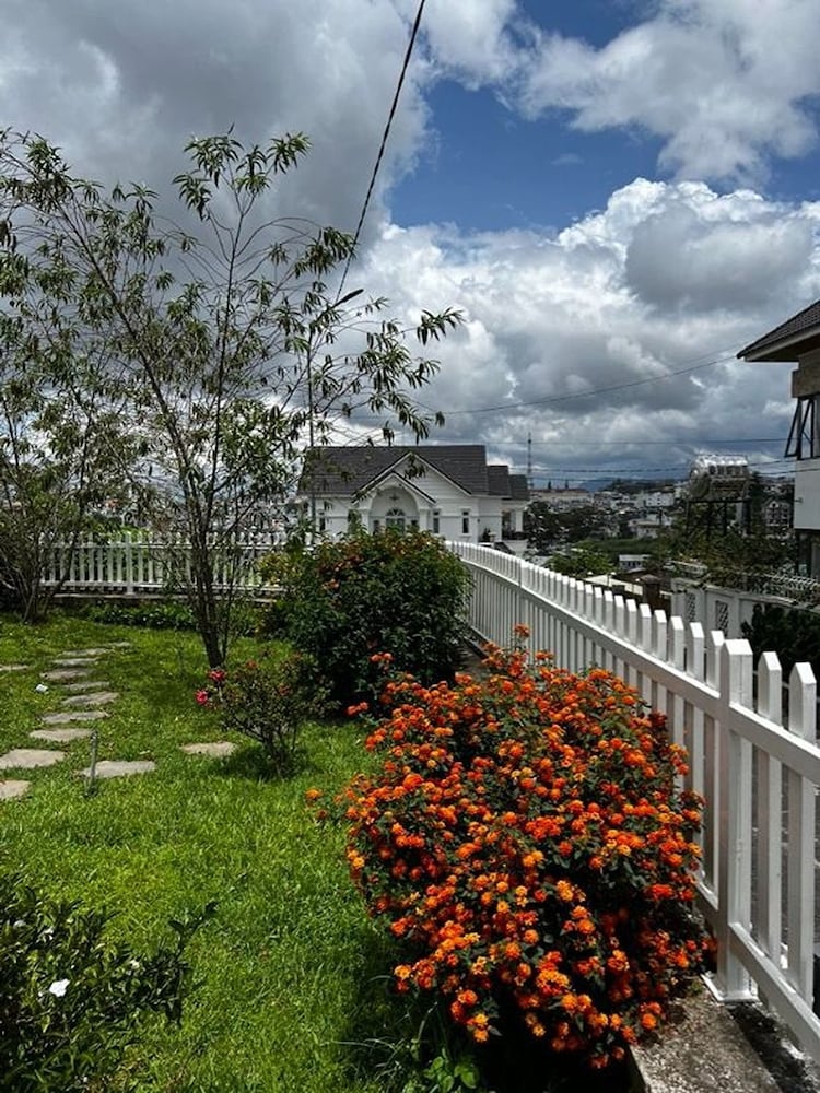 The Hobbit Bungalow 23/25