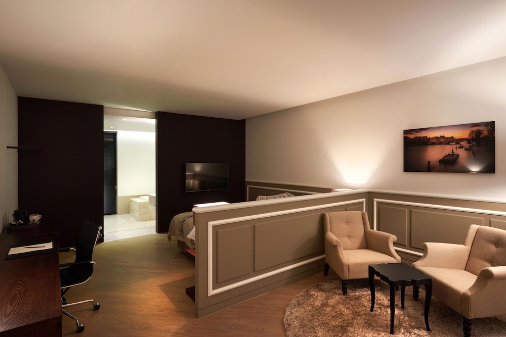 The Classic Hotel 45/68