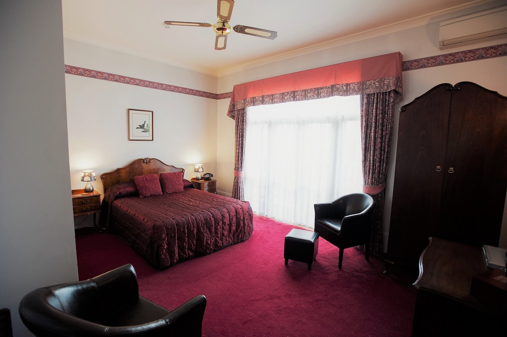 The County Hotel 27/50