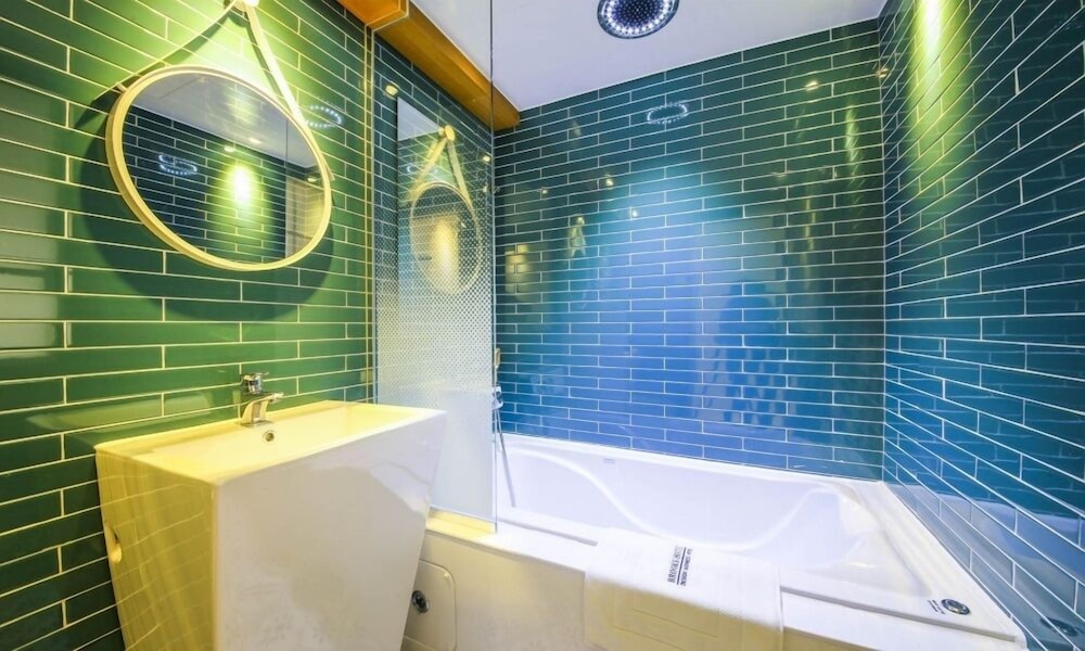 Brooks Hotel 46/50