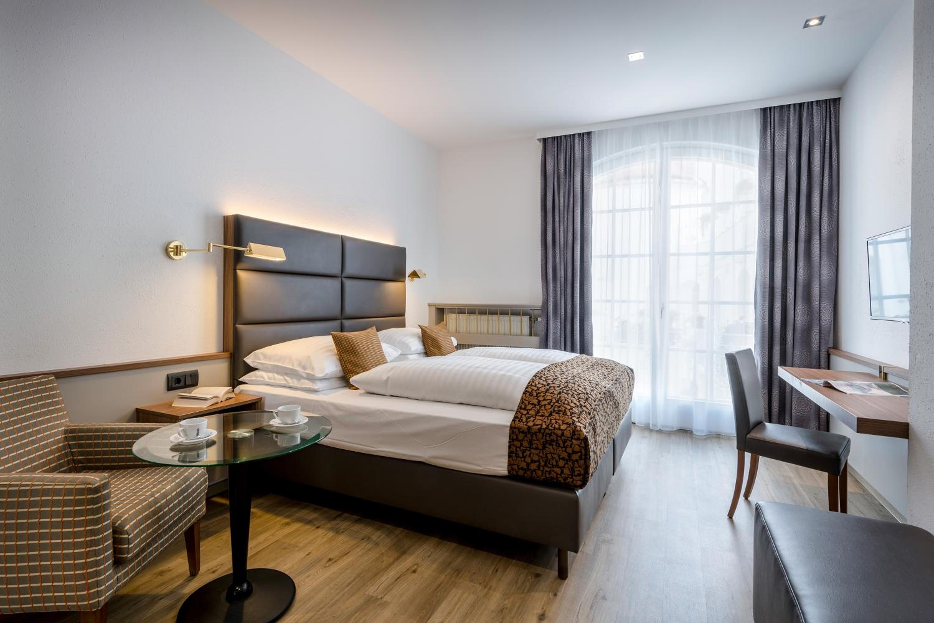 Standard, Queen Bed
