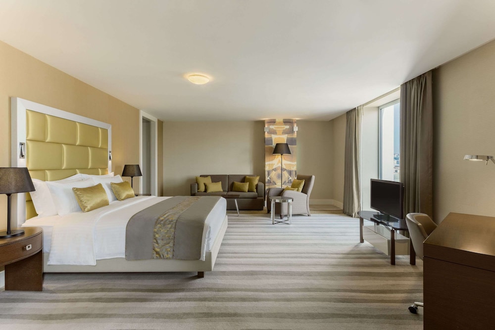 SUITE, KING BED