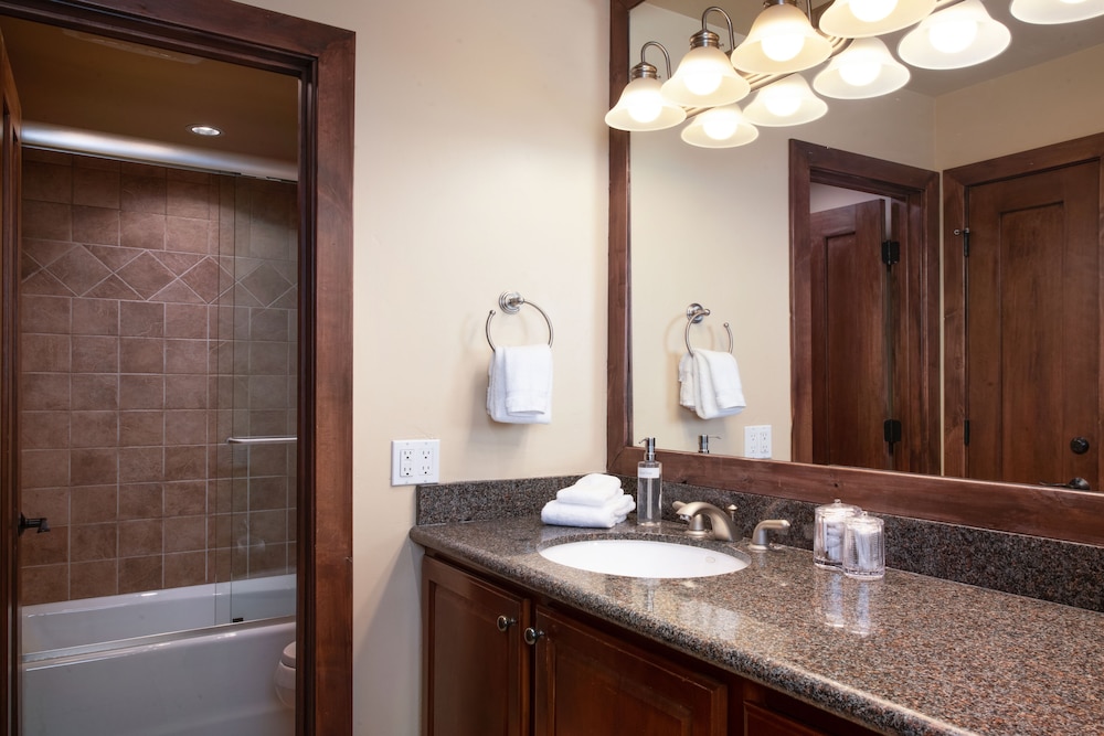2 Bedrooms, Deluxe, 1 King and 2 Queen Beds, 2 Bathrooms، The Gant 2/3