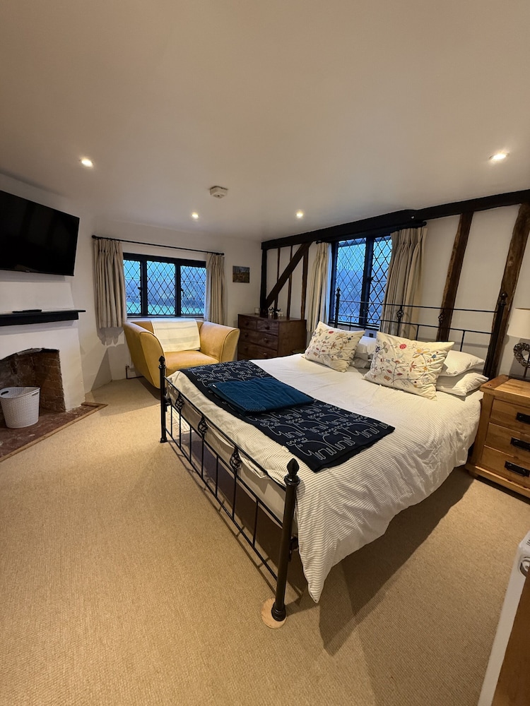 Dunsfold B&amp;B 8/44