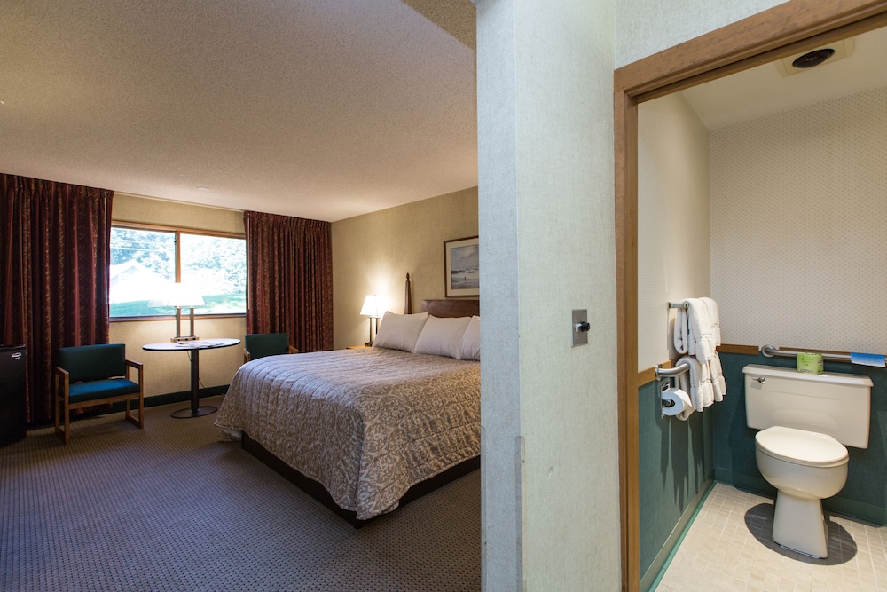 Commodores Inn 49/50