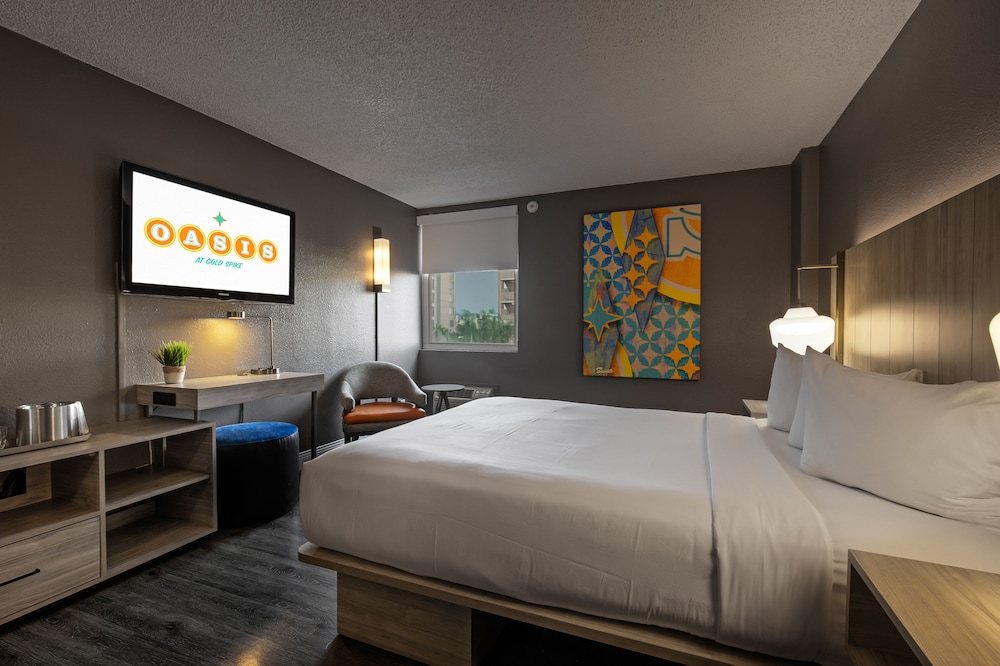 GOLD SPIKE, QUEEN BED, 21 AND OVER ONLY, BATHTUB, ACCESSIBLE