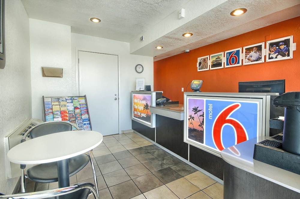 Motel6 Fresno - Blackstone North 6/28