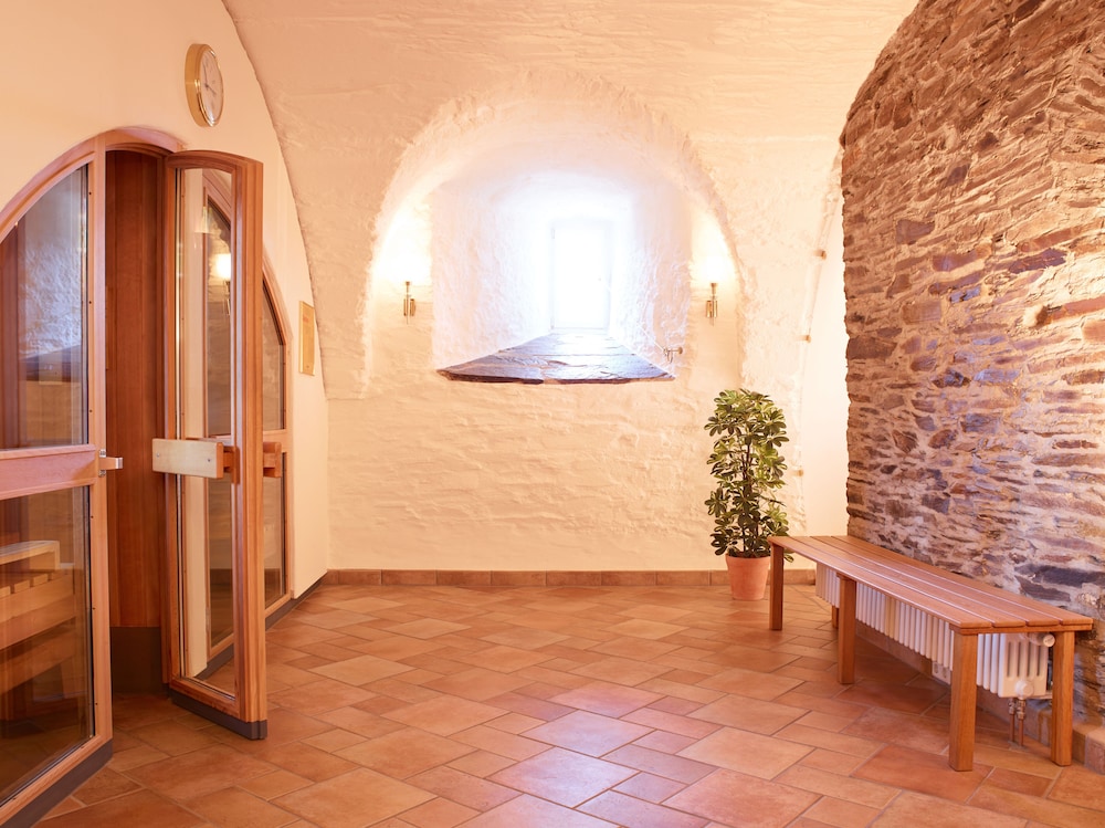 Hotel und Restaurant Burg Schnellenberg 30/54