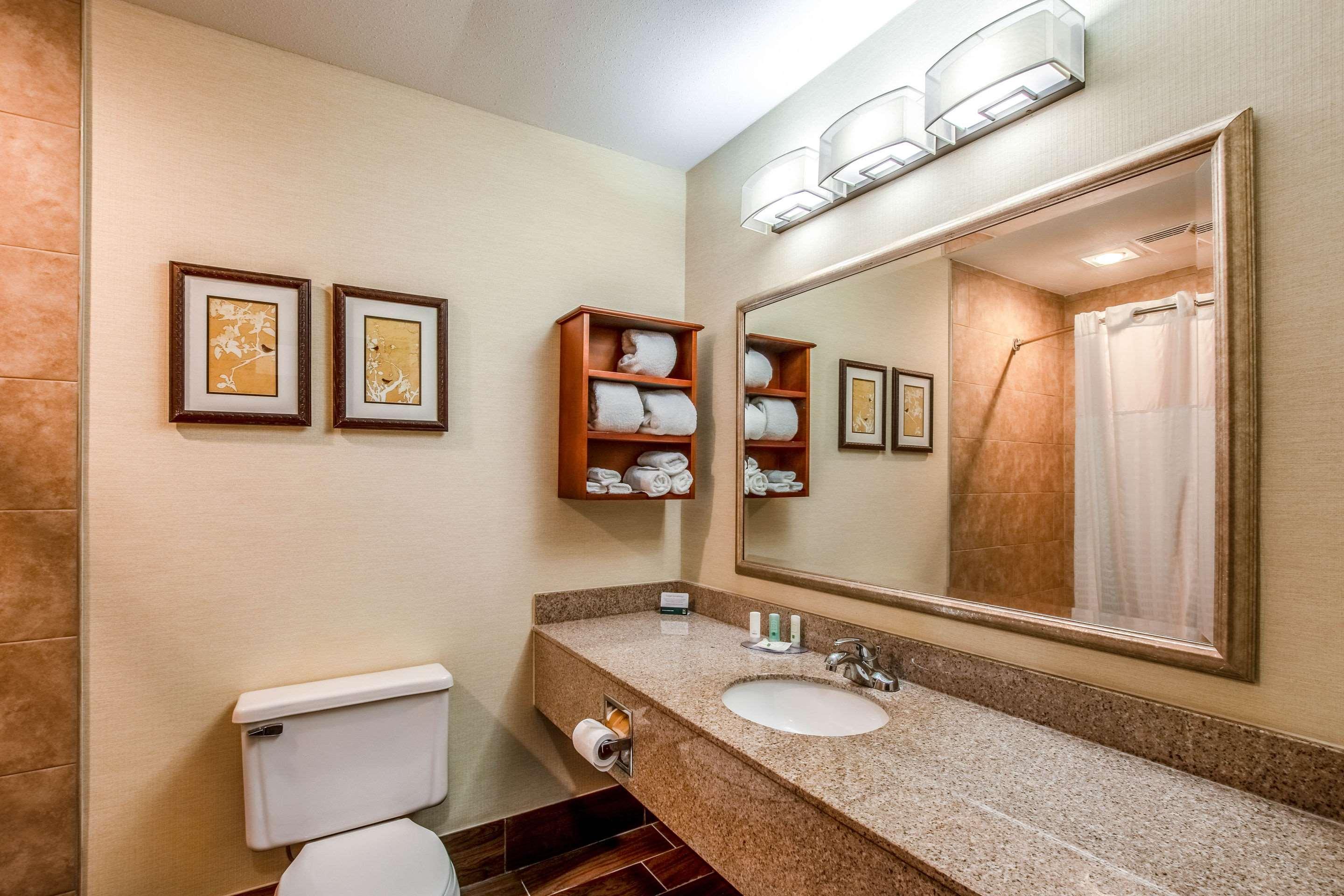 Efficiency, King Bed، Country Inn & Suites By Radisson Muskegon MI 5/6