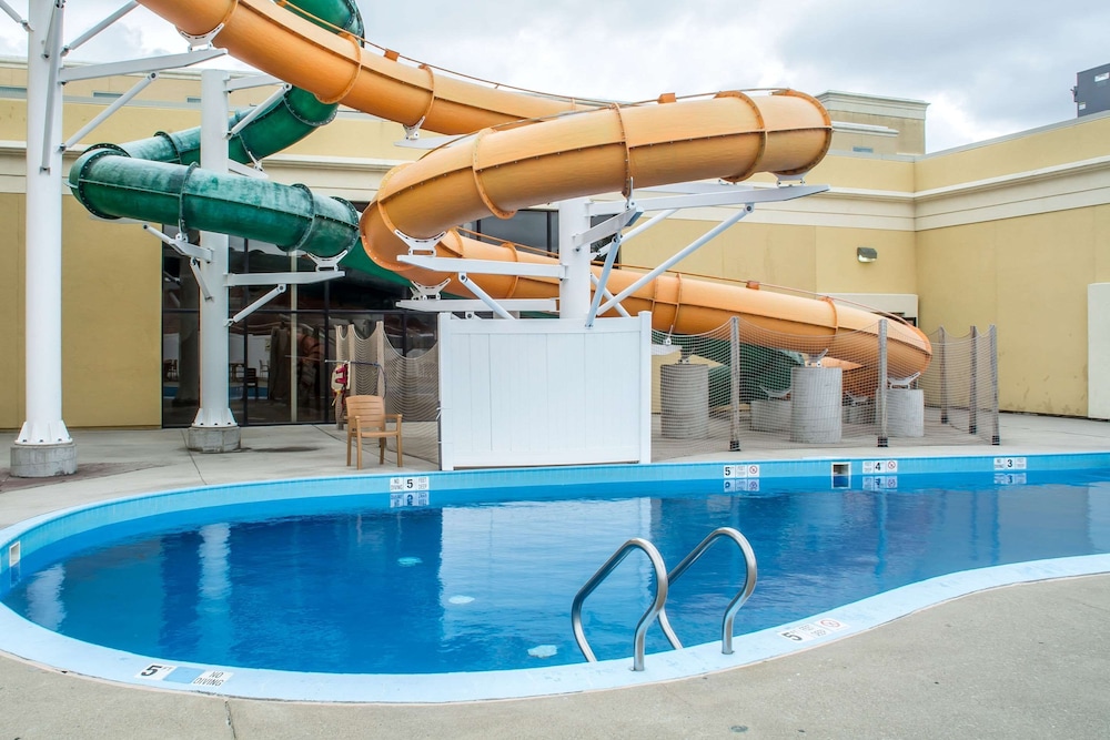 Quality Inn Suites Palm Island Indoor Waterpark 32/67