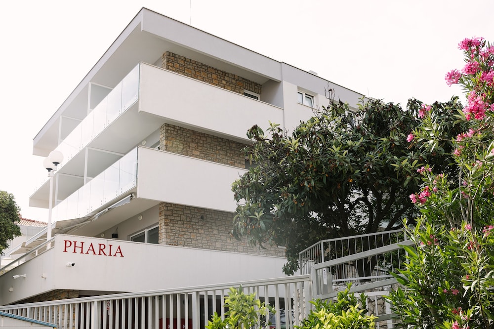 Pharia Aparthotel 2/61